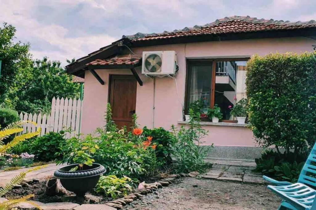 Cute Little House With A White Picket Fence Vila Burgas Exterior foto