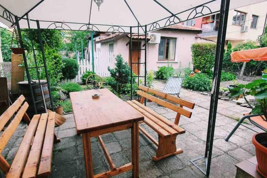 Cute Little House With A White Picket Fence Vila Burgas Exterior foto